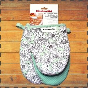 KitchenAid Set of 2 Silicone Grip Oven Mini Mitts Green and White Daisies  - NWT